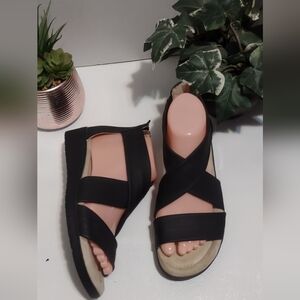 Earth Spirit Black and Tan Crisscross Sandals